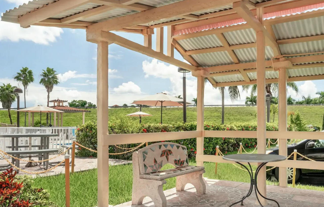 Belmont Inn & Suites Florida City Zewnętrze zdjęcie